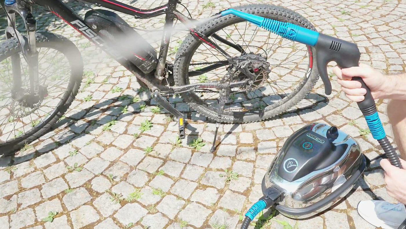 Velo wird mit dem Dampfaufsatz gereinigt